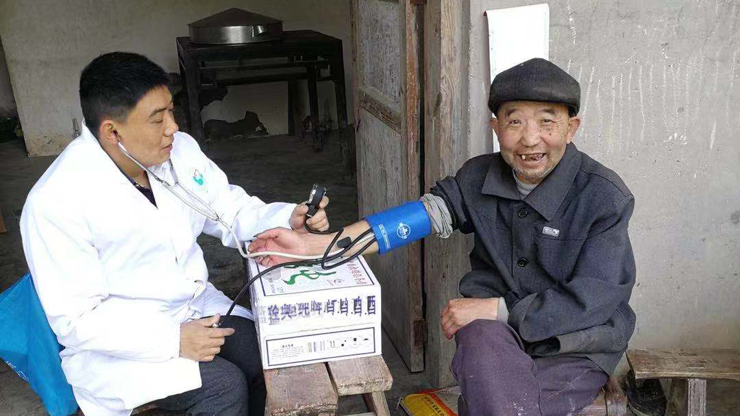 追夢中國人｜鄉(xiāng)村醫(yī)生譚明章：父子兩代堅守，致力鄉(xiāng)村醫(yī)療