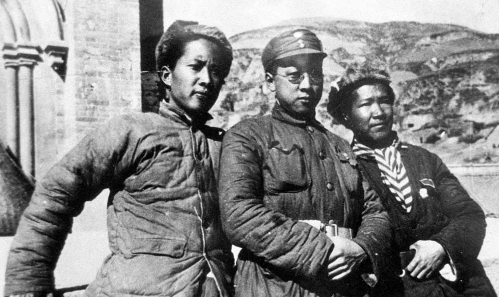 延安魯迅藝術文學院托兒所的阿姨和孩子們。
