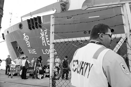 21日，雪龍?zhí)栒郎?zhǔn)備從澳大利亞的弗里曼特爾港啟程，前往MH370航班失聯(lián)疑似海域。