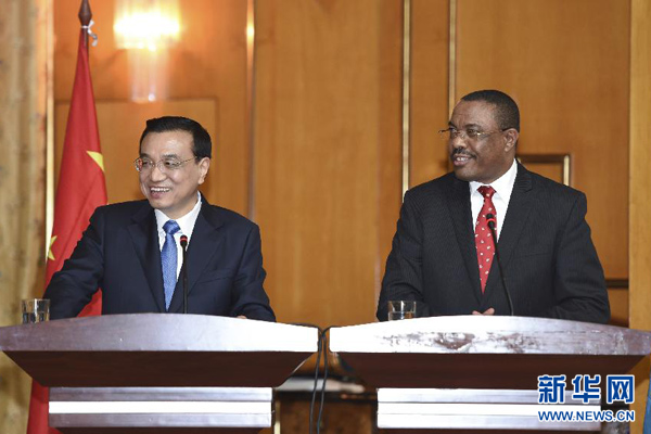 5月4日，國(guó)務(wù)院總理李克強(qiáng)在亞的斯亞貝巴與埃塞俄比亞總理海爾馬里亞姆舉行會(huì)談。這是會(huì)談后，李克強(qiáng)與海爾馬里亞姆共同會(huì)見(jiàn)記者。 新華社記者 李學(xué)仁 攝