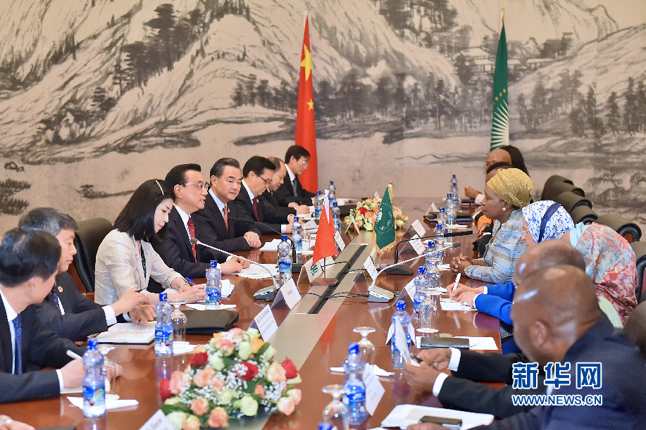 5月5日，中國國務(wù)院總理李克強在亞的斯亞貝巴非洲聯(lián)盟總部會見非盟委員會主席祖馬。 新華社記者李濤攝