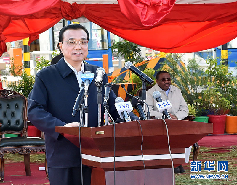 5月5日，國(guó)務(wù)院總理李克強(qiáng)與埃塞俄比亞總理海爾馬里亞姆共同出席亞的斯亞貝巴-阿達(dá)瑪高速公路一期竣工揭牌典禮，并為二期工程開工奠基剪彩。這是李克強(qiáng)在典禮上致辭。新華社記者 李濤 攝 