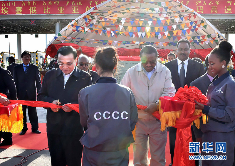 5月5日，中國(guó)國(guó)務(wù)院總理李克強(qiáng)與埃塞俄比亞總理海爾馬里亞姆共同出席亞的斯亞貝巴-阿達(dá)瑪高速公路一期竣工揭牌典禮，并為二期工程開工奠基剪彩。這是李克強(qiáng)與海爾馬里亞姆共同為亞的斯亞貝巴-阿達(dá)瑪高速公路二期工程開工剪彩。新華社記者 李濤 攝 