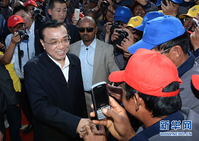 5月5日，中國(guó)國(guó)務(wù)院總理李克強(qiáng)與埃塞俄比亞總理海爾馬里亞姆共同出席亞的斯亞貝巴-阿達(dá)瑪高速公路一期竣工揭牌典禮，并為二期工程開工奠基剪彩。這是典禮結(jié)束后，李克強(qiáng)同工程施工人員親切交談。新華社記者 李濤 攝 