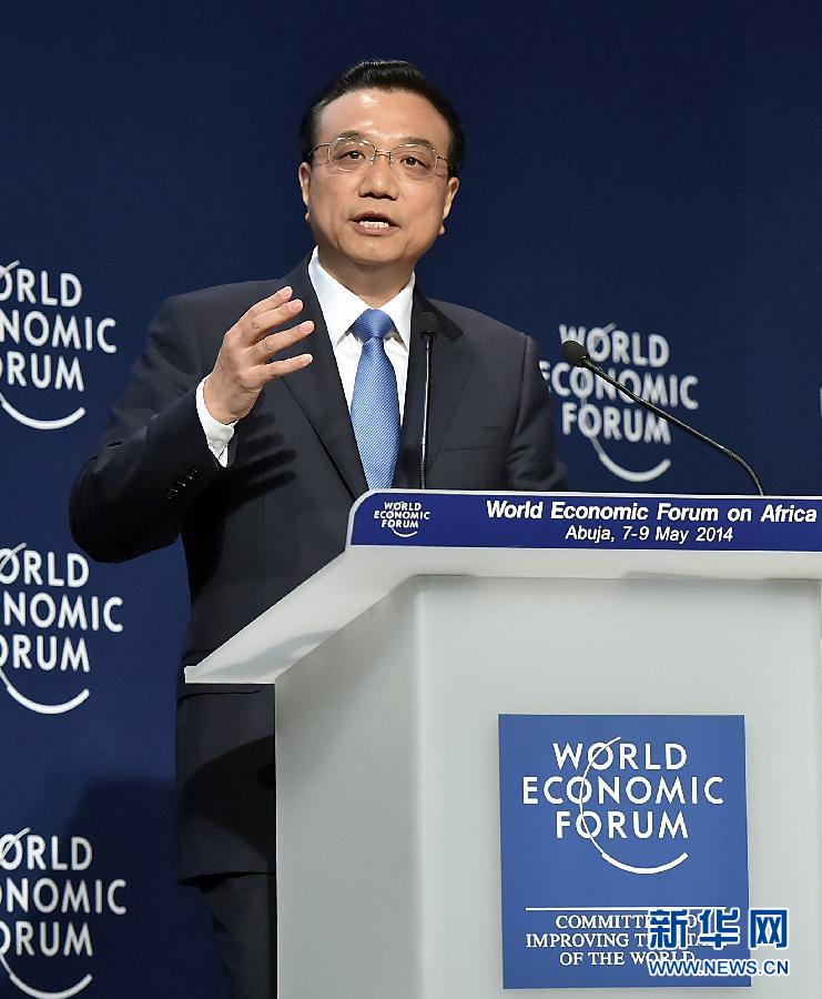 5月8日，國務(wù)院總理李克強(qiáng)在阿布賈出席第24屆世界經(jīng)濟(jì)論壇非洲峰會全會，發(fā)表題為《共同推動非洲發(fā)展邁上新臺階》的特別致辭。 新華社記者李濤 攝 