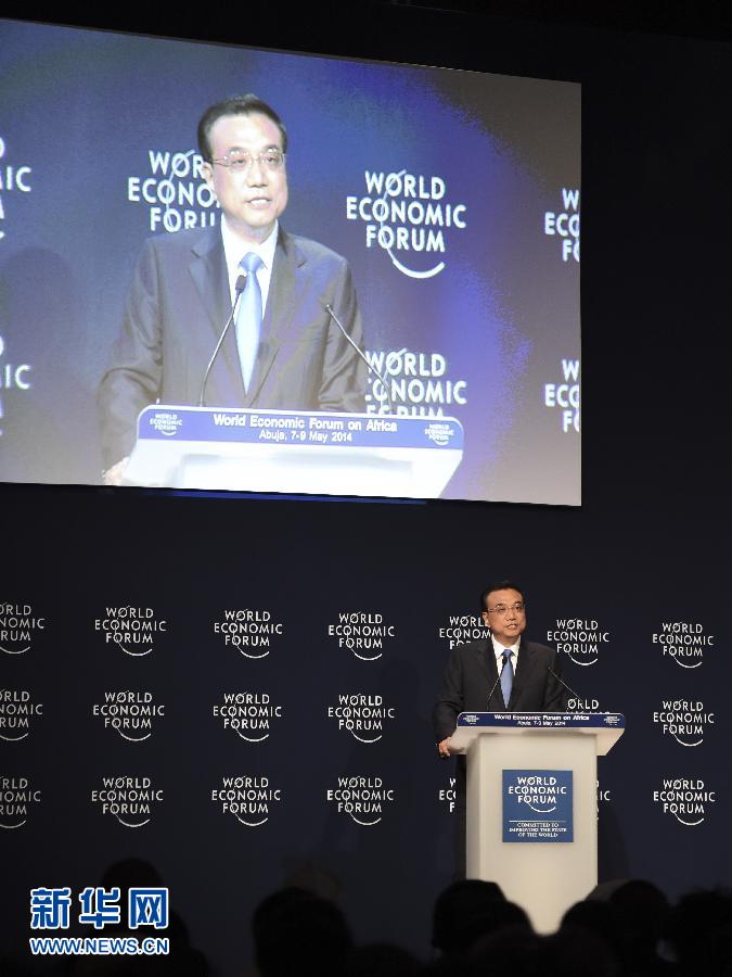5月8日，中國國務(wù)院總理李克強(qiáng)在阿布賈出席第24屆世界經(jīng)濟(jì)論壇非洲峰會全會，發(fā)表題為《共同推動非洲發(fā)展邁上新臺階》的特別致辭。新華社記者 李學(xué)仁 攝 