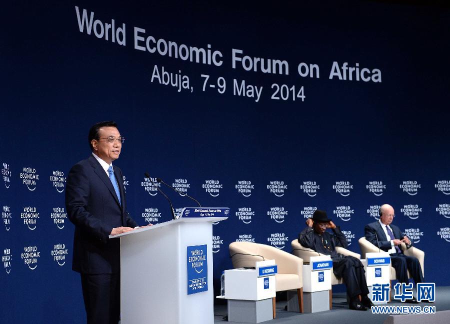 5月8日，中國國務(wù)院總理李克強(qiáng)在阿布賈出席第24屆世界經(jīng)濟(jì)論壇非洲峰會全會，發(fā)表題為《共同推動非洲發(fā)展邁上新臺階》的特別致辭。新華社記者 李濤 攝 