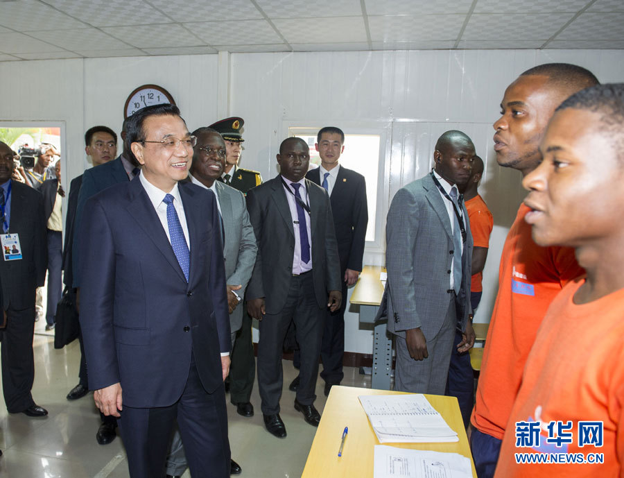 這是李克強在學校教室內(nèi)同正在上課的學生互動交流。新華社記者王曄攝