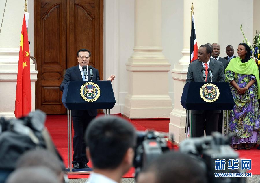5月10日，中國(guó)國(guó)務(wù)院總理李克強(qiáng)在肯尼亞國(guó)家宮與肯總統(tǒng)肯雅塔舉行會(huì)談后共同會(huì)見(jiàn)記者。 新華社記者 李濤 攝 