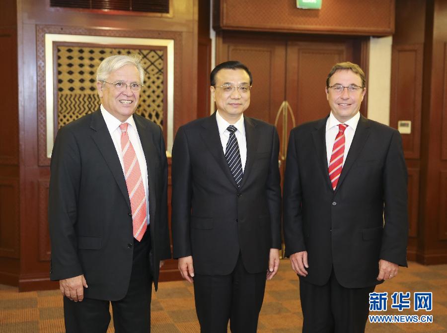 5月10日，國務(wù)院總理李克強在內(nèi)羅畢會見聯(lián)合國環(huán)境規(guī)劃署執(zhí)行主任施泰納（右）和聯(lián)合國人居署執(zhí)行主任克洛斯。 新華社記者 丁林 攝 