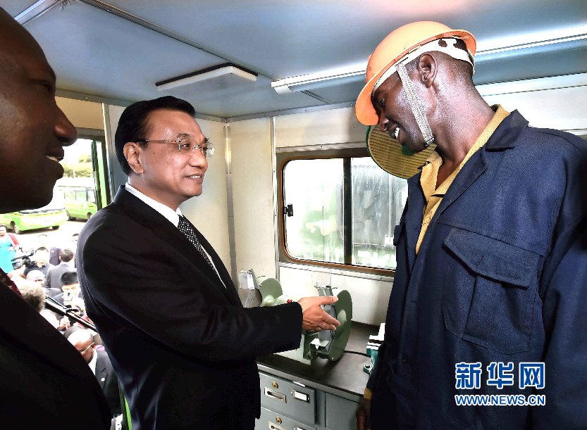 5月11日，國務(wù)院總理李克強(qiáng)參觀肯尼亞國家青年服務(wù)隊。這是李克強(qiáng)與服務(wù)隊隊員親切交談。 新華社記者 李濤 攝