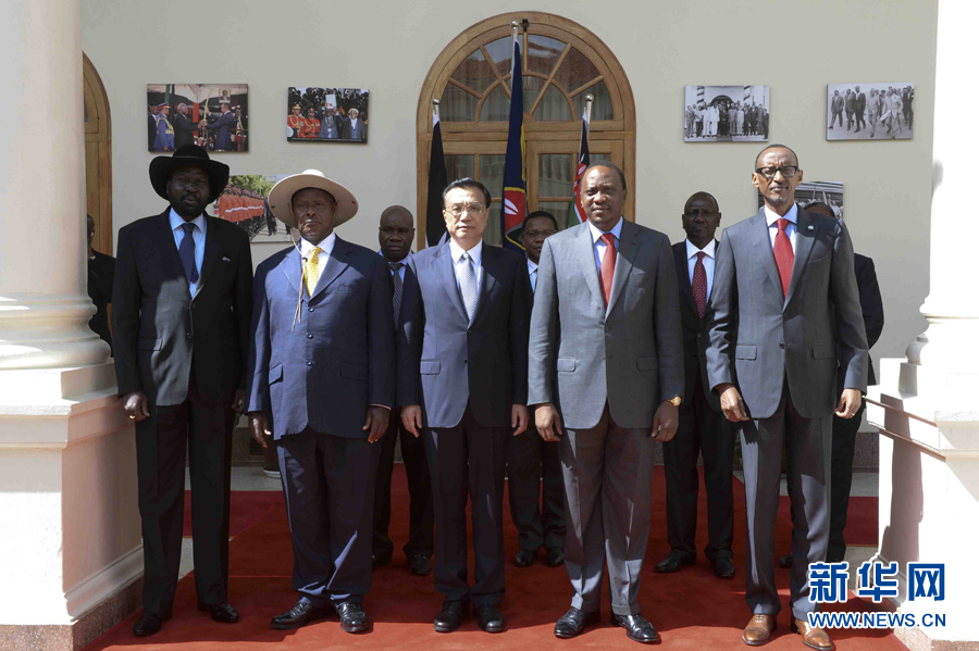 這是李克強(qiáng)在簽字儀式后參加集體合影。新華社記者李學(xué)仁攝