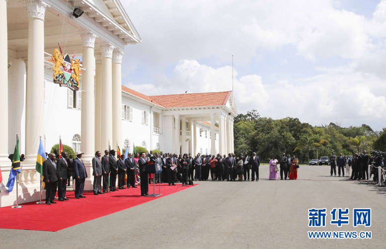5月11日，中國國務(wù)院總理李克強在內(nèi)羅畢國家宮與肯尼亞總統(tǒng)肯雅塔共同會見記者，介紹中非合作建設(shè)肯尼亞蒙巴薩－內(nèi)羅畢鐵路情況。烏干達總統(tǒng)穆塞韋尼、盧旺達總統(tǒng)卡加梅、南蘇丹總統(tǒng)基爾等東非地區(qū)國家領(lǐng)導(dǎo)人參加。新華社記者丁林攝