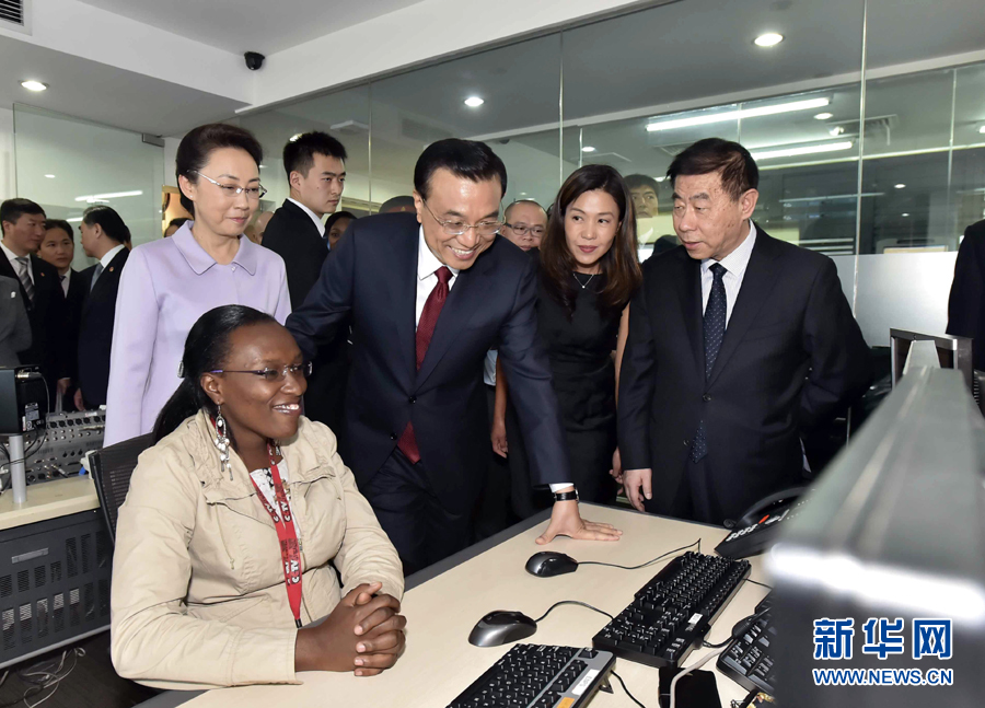 5月11日，中國國務(wù)院總理李克強(qiáng)在肯尼亞首都內(nèi)羅畢看望并慰問中央電視臺非洲分臺員工。 新華社記者 李濤 攝 