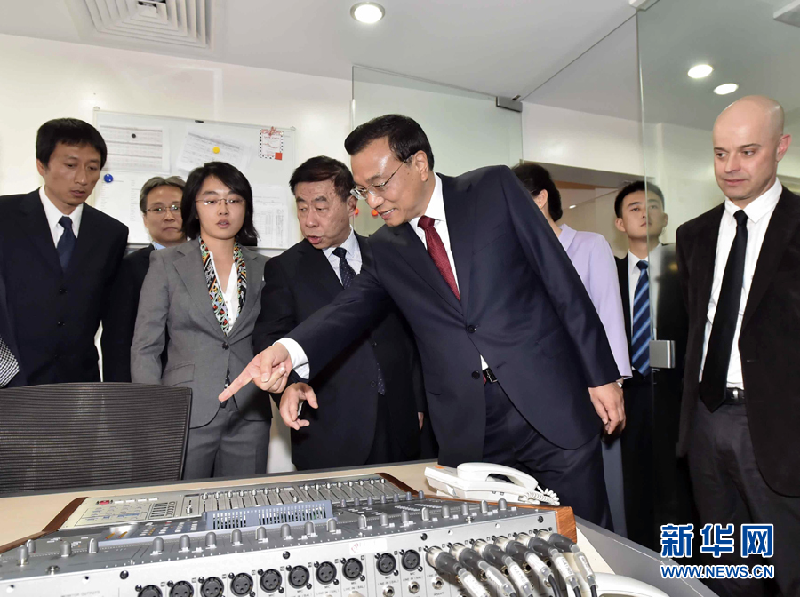 5月11日，中國國務(wù)院總理李克強(qiáng)在肯尼亞首都內(nèi)羅畢看望并慰問中央電視臺非洲分臺員工。 新華社記者 李濤 攝 