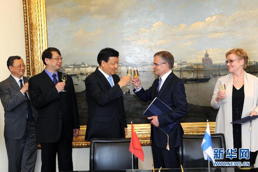 6月13日，中共中央政治局常委、中央書記處書記劉云山在赫爾辛基與赫爾辛基市長帕尤寧共同出席中芬有關(guān)文化藝術(shù)合作及交流活動的諒解備忘錄簽字儀式。新華社記者饒愛民攝 