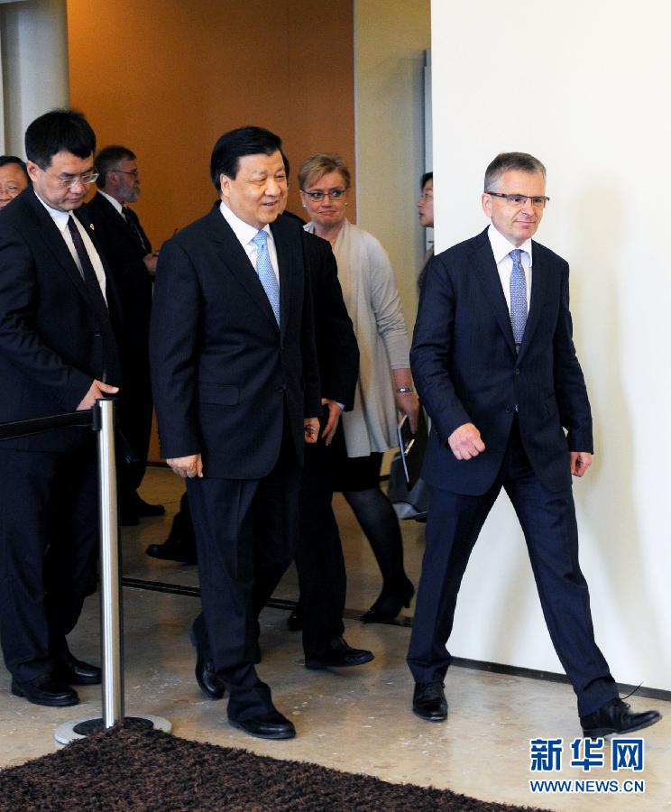 6月13日，中共中央政治局常委、中央書記處書記劉云山在赫爾辛基與赫爾辛基市長帕尤寧共同出席中芬有關(guān)文化藝術(shù)合作及交流活動的諒解備忘錄簽字儀式。新華社記者饒愛民攝