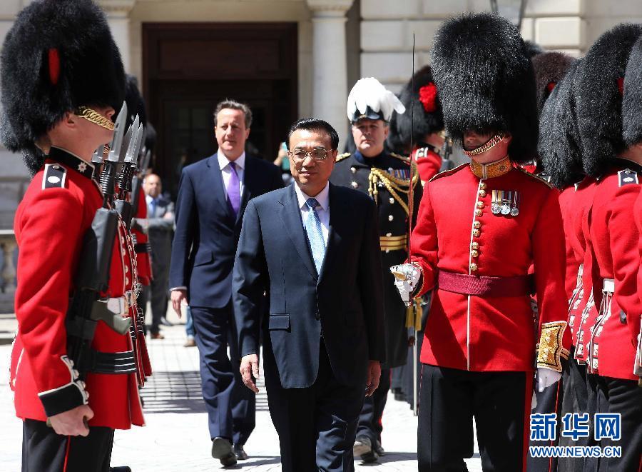 6月17日，國(guó)務(wù)院總理李克強(qiáng)在倫敦唐寧街10號(hào)首相府同英國(guó)首相卡梅倫舉行中英總理年度會(huì)晤。這是會(huì)晤前，卡梅倫為李克強(qiáng)舉行隆重的歡迎儀式。新華社記者 龐興雷 攝