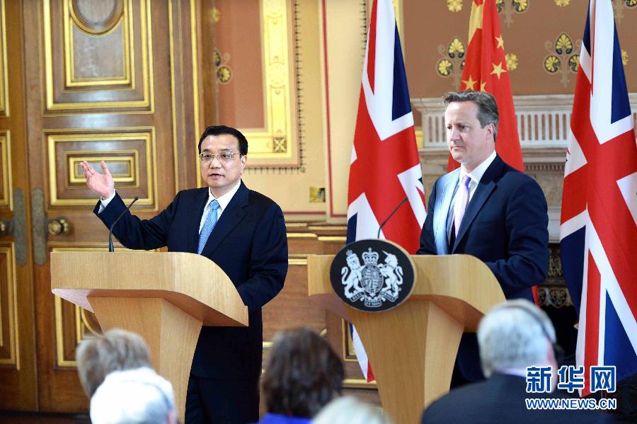 6月17日，中國(guó)國(guó)務(wù)院總理李克強(qiáng)同英國(guó)首相卡梅倫在倫敦舉行中英總理年度會(huì)晤后共同會(huì)見(jiàn)記者。新華社記者 李濤 攝  