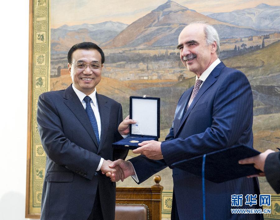 6月19日，國(guó)務(wù)院總理李克強(qiáng)在希臘議會(huì)大廈會(huì)見希臘議長(zhǎng)米馬拉基斯。這是會(huì)見前，米馬拉基斯代表希臘議會(huì)向李克強(qiáng)授予議會(huì)金質(zhì)勛章。新華社記者 王曄 攝