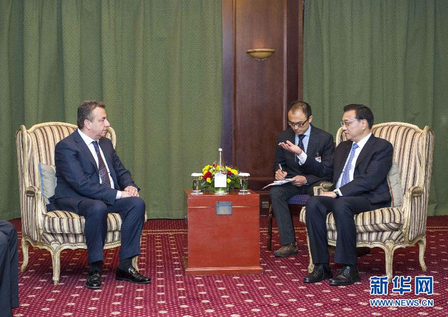 6月21日，國(guó)務(wù)院總理李克強(qiáng)在希臘克里特省首府伊拉克利翁會(huì)見(jiàn)省長(zhǎng)阿爾納烏塔基斯。 新華社記者 王曄 攝