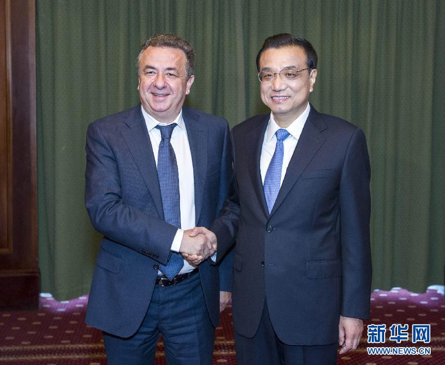 6月21日，國(guó)務(wù)院總理李克強(qiáng)在希臘克里特省首府伊拉克利翁會(huì)見(jiàn)省長(zhǎng)阿爾納烏塔基斯。 新華社記者 王曄 攝