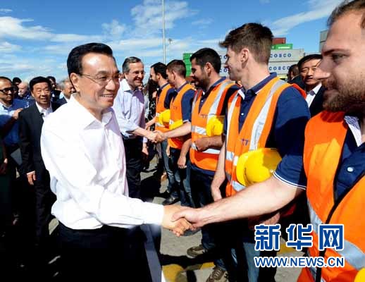6月20日，國(guó)務(wù)院總理李克強(qiáng)與希臘總理薩馬拉斯共同考察中國(guó)遠(yuǎn)洋運(yùn)輸集團(tuán)比雷埃夫斯集裝箱碼頭。這是李克強(qiáng)和薩馬拉斯來到3號(hào)碼頭，同碼頭工人親切交流。新華社記者 李濤 攝 