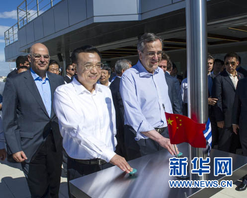 這是李克強(qiáng)與薩馬拉斯共同發(fā)出指令，一列滿載中國(guó)貨物的列車緩緩駛出比雷埃夫斯港，開往中東歐目的地。新華社記者 王曄 攝