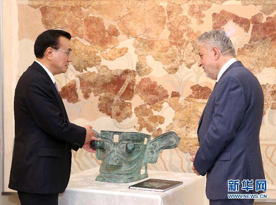 6月21日，國(guó)務(wù)院總理李克強(qiáng)與希臘總理薩馬拉斯共同出席希臘伊拉克利翁博物館新館開(kāi)館儀式并發(fā)表講話。這是李克強(qiáng)向伊拉克利翁博物館贈(zèng)送三星堆出土文物復(fù)制品。新華社記者 龐興雷 攝 