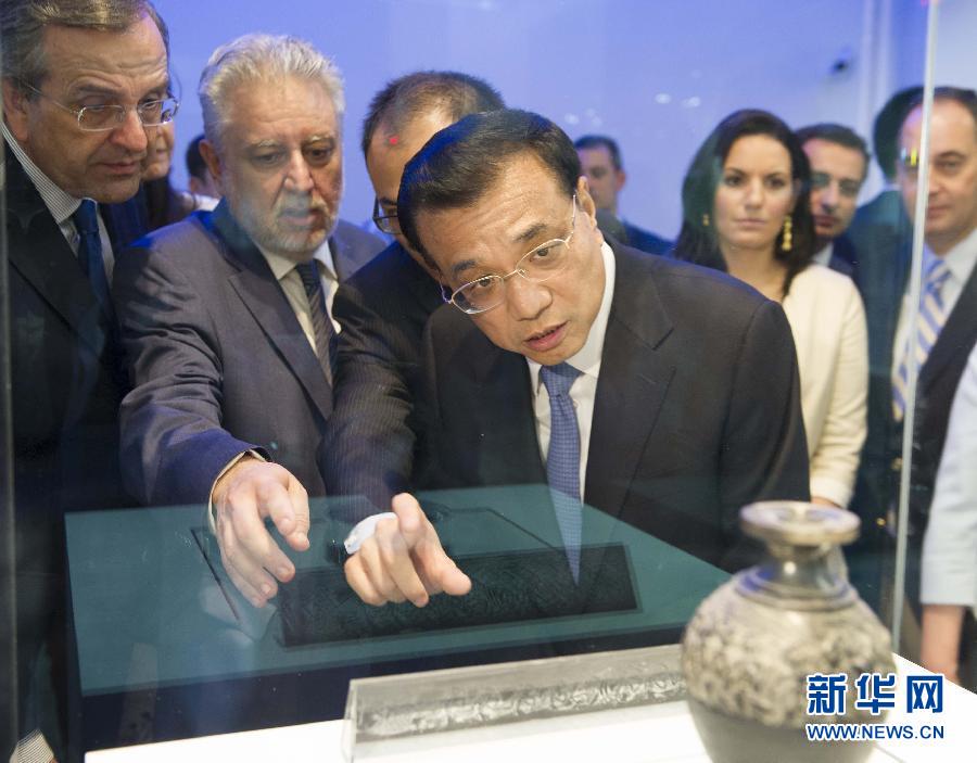  6月21日，國(guó)務(wù)院總理李克強(qiáng)與希臘總理薩馬拉斯共同出席希臘伊拉克利翁博物館新館開(kāi)館儀式并發(fā)表講話。這是李克強(qiáng)在參觀博物館展品。新華社記者 黃敬文 攝 