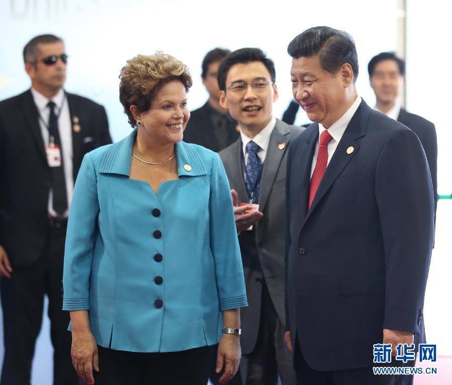 7月15日，國家主席習近平在巴西福塔萊薩出席金磚國家領(lǐng)導(dǎo)人第六次會晤。這是巴西總統(tǒng)羅塞夫迎接習近平主席。 新華社記者 蘭紅光 攝 