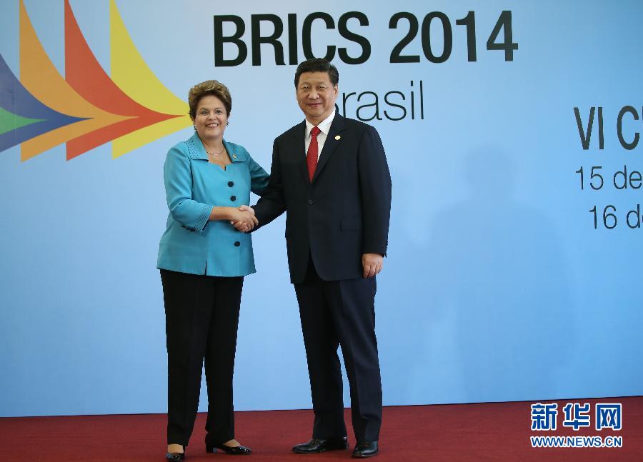 7月15日，國家主席習近平在巴西福塔萊薩出席金磚國家領(lǐng)導(dǎo)人第六次會晤。這是巴西總統(tǒng)羅塞夫迎接習近平主席。 新華社記者 蘭紅光 攝 