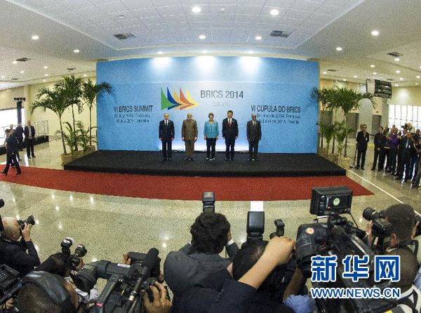 7月15日，國家主席習近平在巴西福塔萊薩出席金磚國家領(lǐng)導(dǎo)人第六次會晤。這是金磚國家領(lǐng)導(dǎo)人集體合影。 新華社記者王曄攝