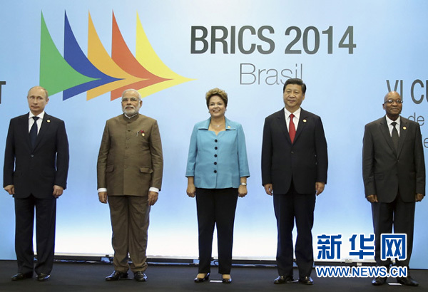  7月15日，國家主席習近平在巴西福塔萊薩出席金磚國家領(lǐng)導(dǎo)人第六次會晤。這是金磚國家領(lǐng)導(dǎo)人集體合影。 新華社記者蘭紅光攝