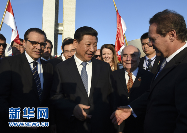 7月16日，國家主席習近平在巴西利亞會見巴西參議長卡列羅斯（前右）和眾議長阿爾維斯（前左）。 新華社記者 李學仁 攝 