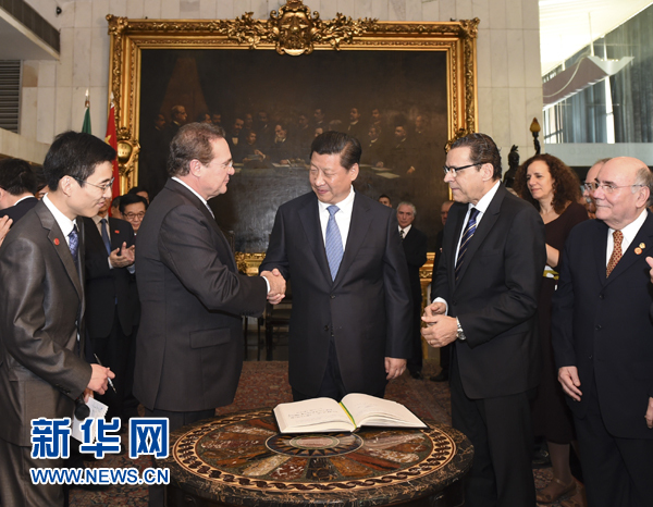 7月16日，國家主席習近平在巴西利亞會見巴西參議長卡列羅斯（前排左二）和眾議長阿爾維斯（前排右二）。 新華社記者 李學仁 攝 