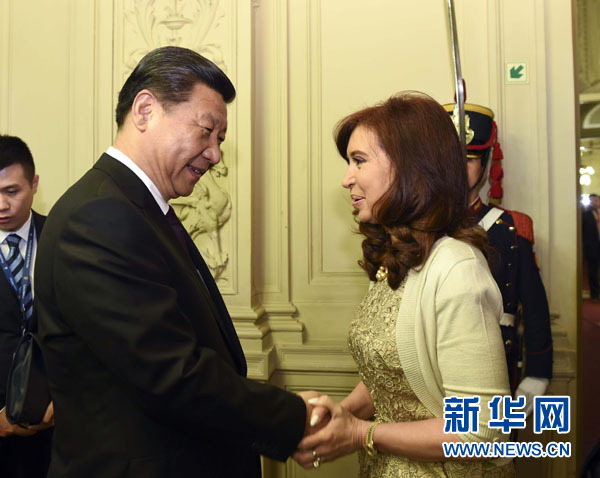 當(dāng)?shù)貢r(shí)間7月18日，國家主席習(xí)近平在布宜諾斯艾利斯同阿根廷總統(tǒng)克里斯蒂娜舉行會(huì)談。這是會(huì)談開始前，克里斯蒂娜在總統(tǒng)府為習(xí)近平舉行隆重歡迎儀式。新華社記者 李學(xué)仁 攝