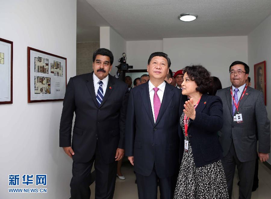 當?shù)貢r間7月21日，國家主席習近平在委內(nèi)瑞拉總統(tǒng)馬杜羅陪同下在加拉加斯參觀蒂烏娜社會住房項目。 新華社記者 蘭紅光 攝