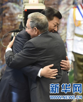 當(dāng)?shù)貢r(shí)間7月22日，國家主席習(xí)近平在哈瓦那接受古巴政府授予的“何塞·馬蒂”勛章。古巴國務(wù)委員會(huì)主席兼部長會(huì)議主席勞爾·卡斯特羅為習(xí)近平佩戴勛章。新華社記者馬占成攝