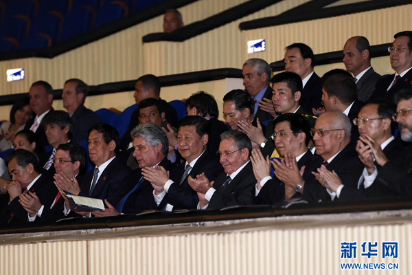      出當(dāng)?shù)貢r間7月22日，國家主席習(xí)近平在哈瓦那與古巴國務(wù)委員會主席兼部長會議主席勞爾·卡斯特羅共同觀看中古芭蕾舞聯(lián)合演出。新華社記者李學(xué)仁攝 