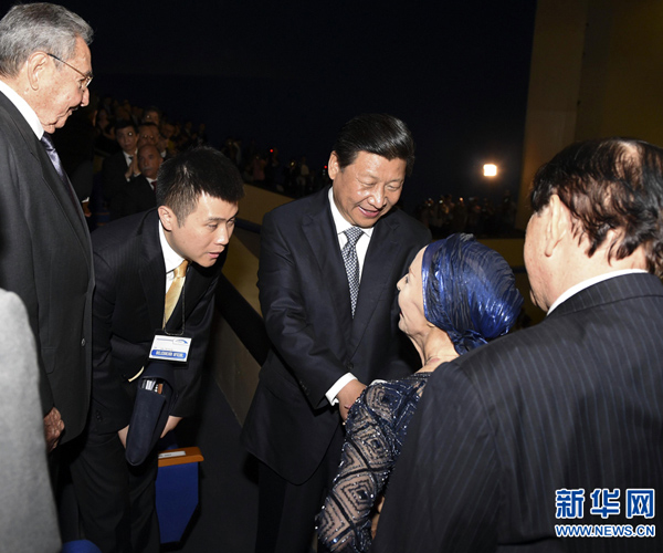     當(dāng)?shù)貢r間7月22日，國家主席習(xí)近平在哈瓦那與古巴國務(wù)委員會主席兼部長會議主席勞爾·卡斯特羅共同觀看中古芭蕾舞聯(lián)合演出。新華社記者李學(xué)仁攝 