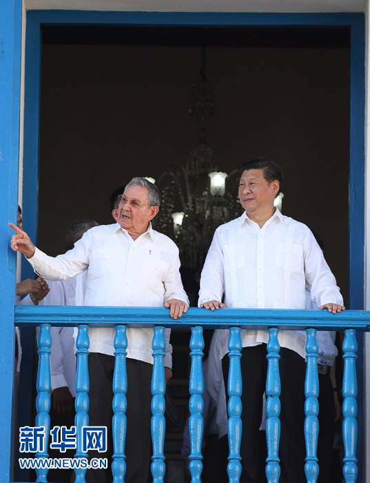 這是習(xí)近平在勞爾陪同下參觀圣地亞哥市政府時(shí)一同走上二層陽臺(tái)。1959年1月1日，菲德爾·卡斯特羅就是站在這里宣布古巴革命勝利。新華社記者蘭紅光 攝 