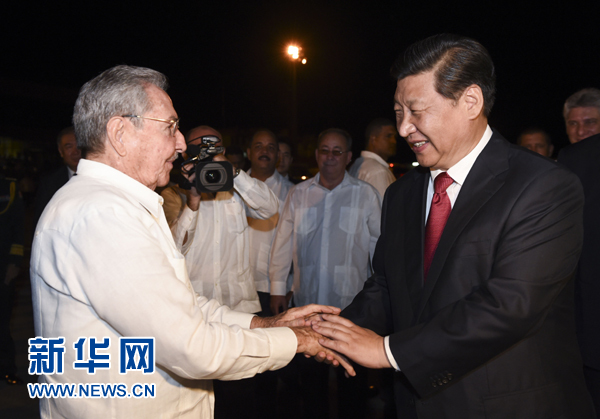 當(dāng)?shù)貢r(shí)間7月23日，國家主席習(xí)近平結(jié)束對(duì)古巴的訪問，離開圣地亞哥，啟程回國。這是古巴國務(wù)委員會(huì)主席兼部長會(huì)議主席勞爾·卡斯特羅到機(jī)場為習(xí)近平送行。新華社記者 李學(xué)仁 攝 