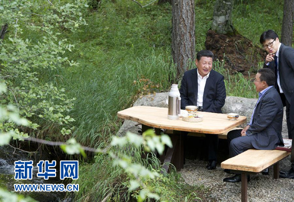 8月22日，國家主席習(xí)近平同蒙古國總統(tǒng)額勒貝格道爾吉在烏蘭巴托市郊的總統(tǒng)官邸再次會(huì)晤。這是習(xí)近平同額勒貝格道爾吉會(huì)晤后在溪畔飲茶。新華社記者 黃敬文 攝