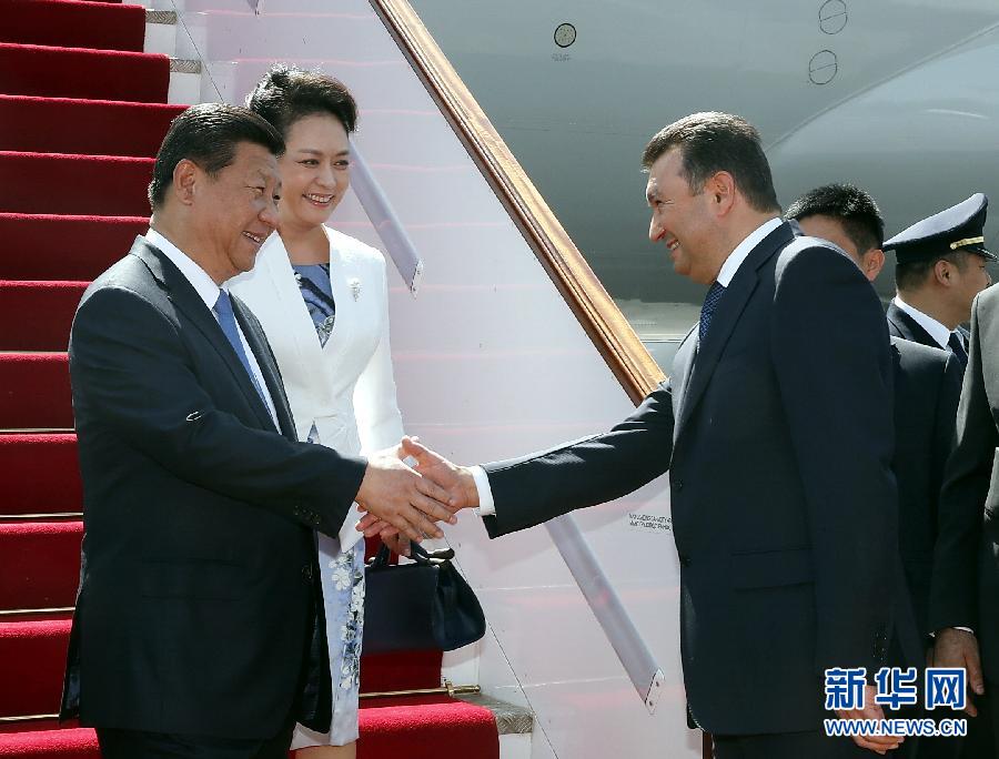 9月11日，國家主席習近平抵達杜尚別，應(yīng)塔吉克斯坦總統(tǒng)拉赫蒙邀請，出席上海合作組織成員國元首理事會第十四次會議并對塔吉克斯坦進行國事訪問。習近平和夫人彭麗媛在機場受到塔吉克斯坦總理拉蘇爾佐達等熱情迎接。新華社記者 鞠鵬 攝 