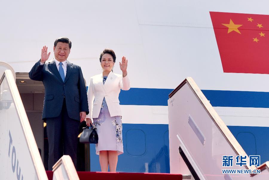 9月11日，中國國家主席習近平抵達杜尚別，應(yīng)塔吉克斯坦總統(tǒng)拉赫蒙邀請，出席上海合作組織成員國元首理事會第十四次會議并對塔吉克斯坦進行國事訪問。這是習近平和夫人彭麗媛走出機艙。新華社記者 馬占成 攝 