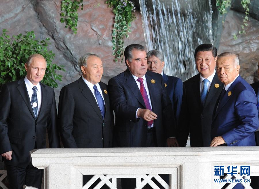 9月12日，上海合作組織成員國元首理事會第十四次會議在塔吉克斯坦首都杜尚別舉行。國家主席習近平出席會議并發(fā)表重要講話。這是習近平同其他成員國元首親切交談。新華社記者謝環(huán)馳攝 