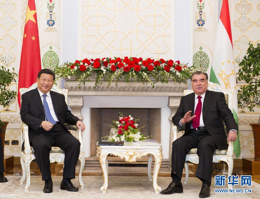 9月13日，國家主席習(xí)近平在杜尚別同塔吉克斯坦總統(tǒng)拉赫蒙舉行會(huì)談。 新華社記者黃敬文攝 