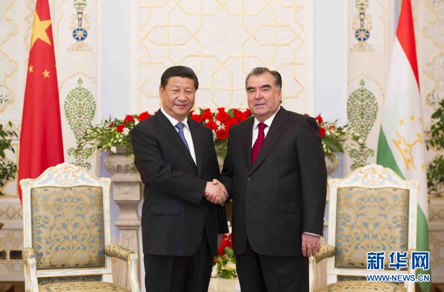9月13日，國家主席習(xí)近平在杜尚別同塔吉克斯坦總統(tǒng)拉赫蒙舉行會(huì)談。 新華社記者黃敬文攝 