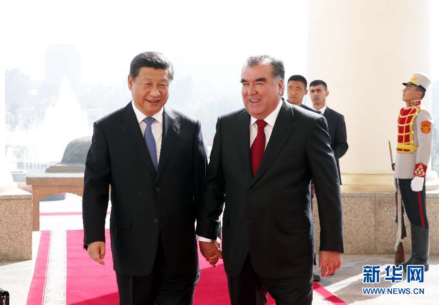 9月13日，國家主席習(xí)近平在杜尚別同塔吉克斯坦總統(tǒng)拉赫蒙舉行會(huì)談。 這是會(huì)談開始前，兩國元首步入會(huì)談大廳。 新華社記者鞠鵬攝 